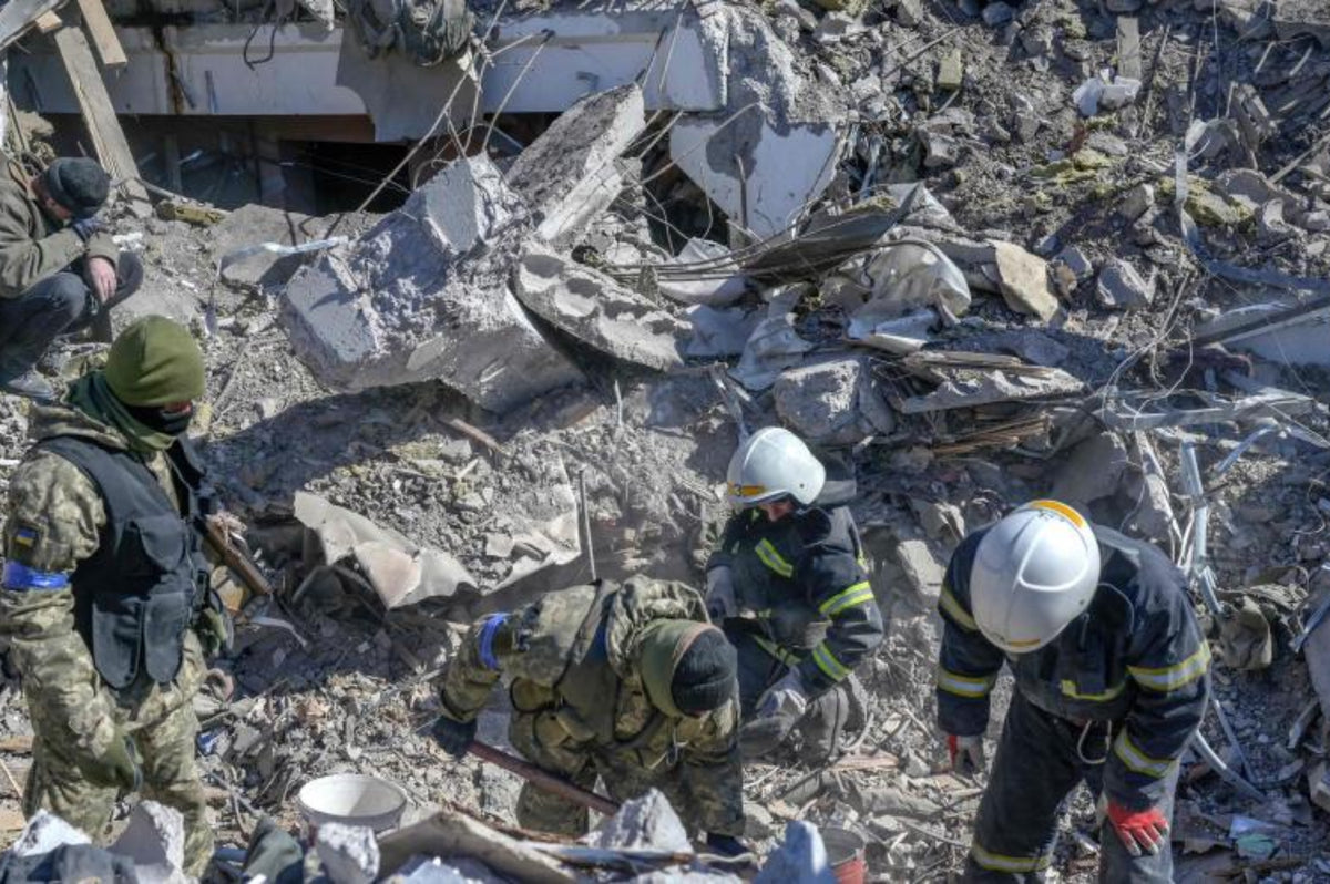 War in Ukraine dozens killed in the bombing of a military site in Myk