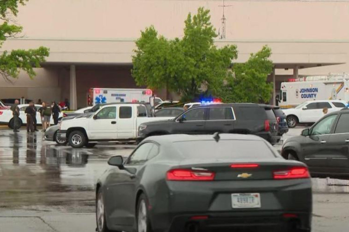 Three Dead In U.S. Mall Shooting: Gunman Shot By Armed Bystander Who S ...