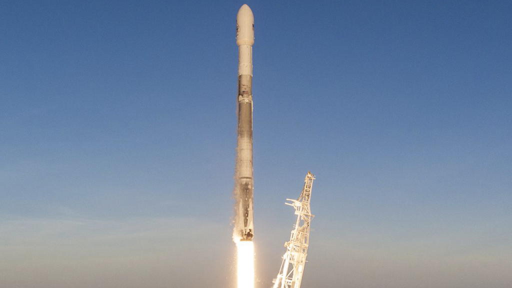 SpaceX: the Crew Dragon capsule on its way to the ISS after a historic launch