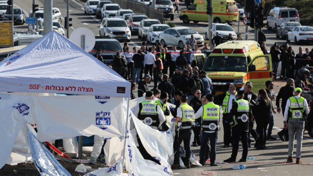 A car crashes into a bus stop in East Jerusalem: two dead including a child, the police confirm a 