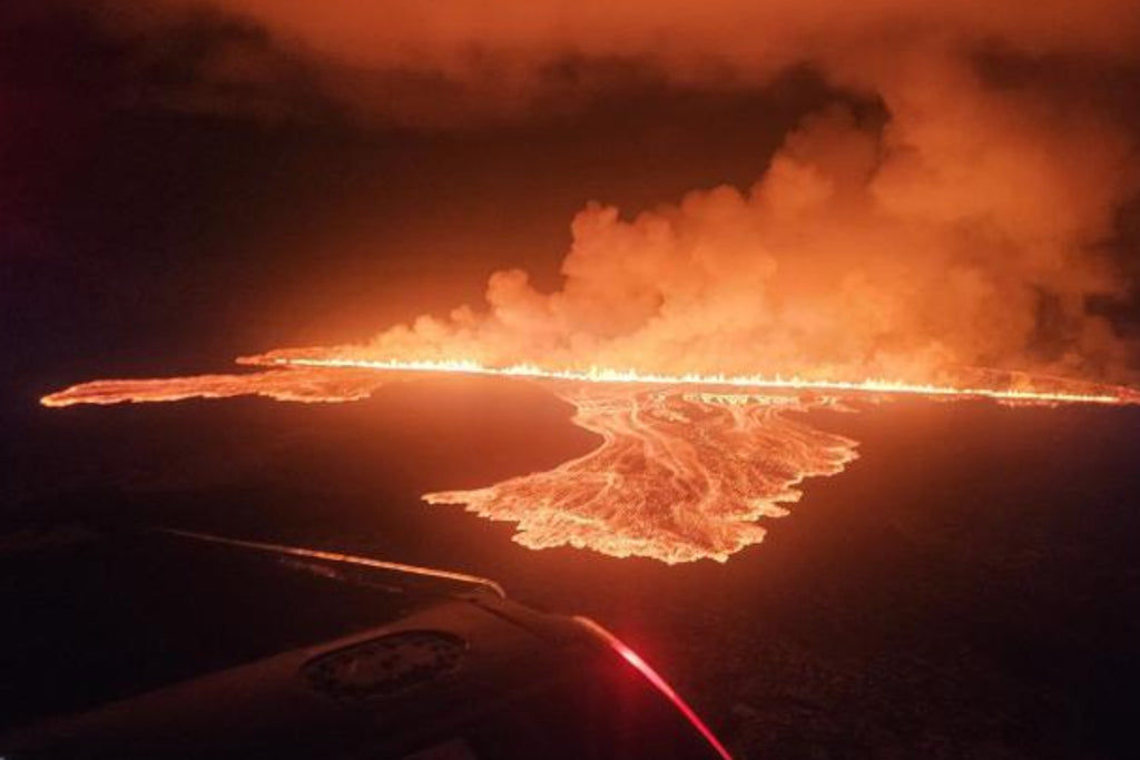 Impressive images in Iceland: volcanic lava engulfs a spa parking lot!