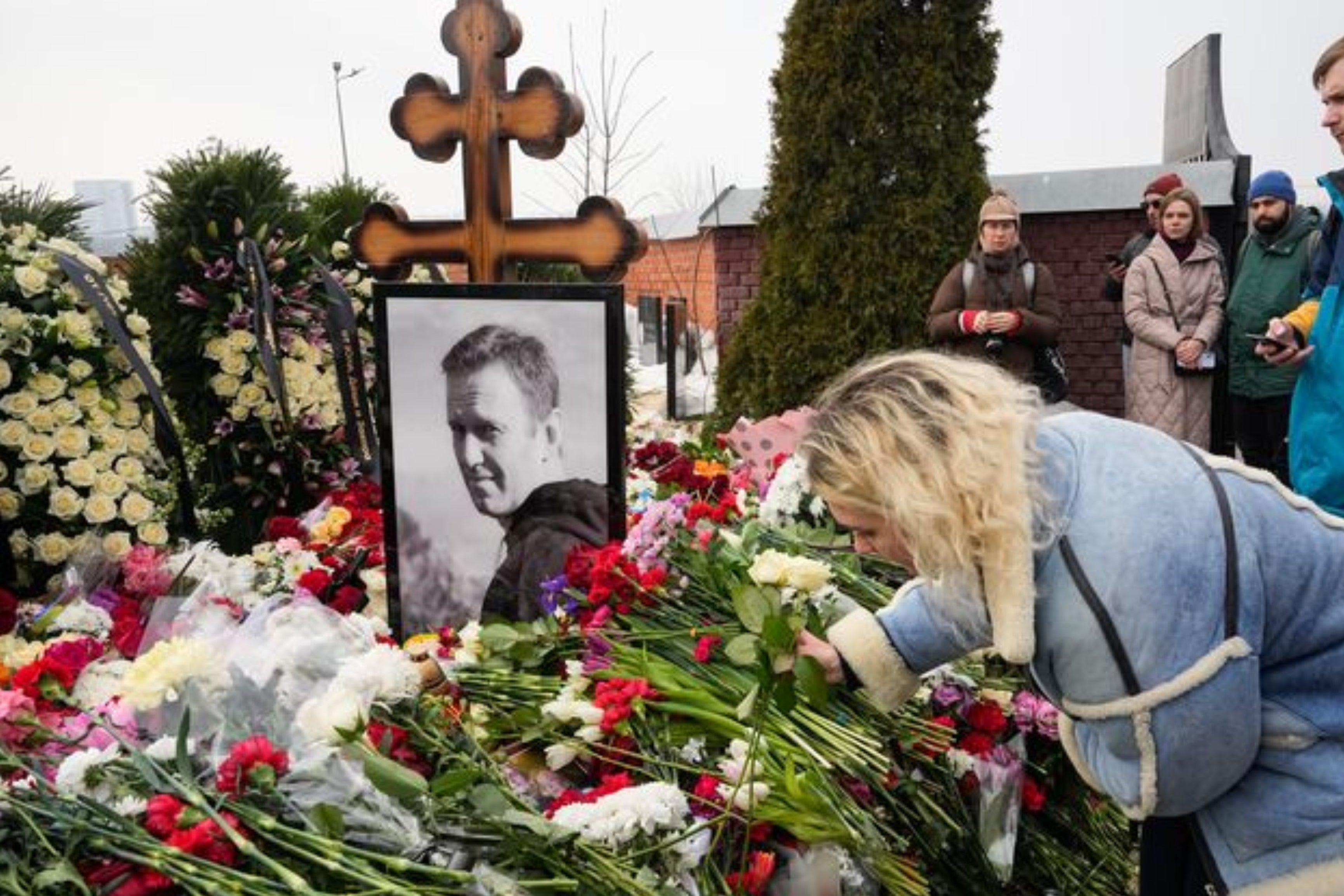 Hundreds of Russians in front of Alexei Navalny's grave the day after his funeral