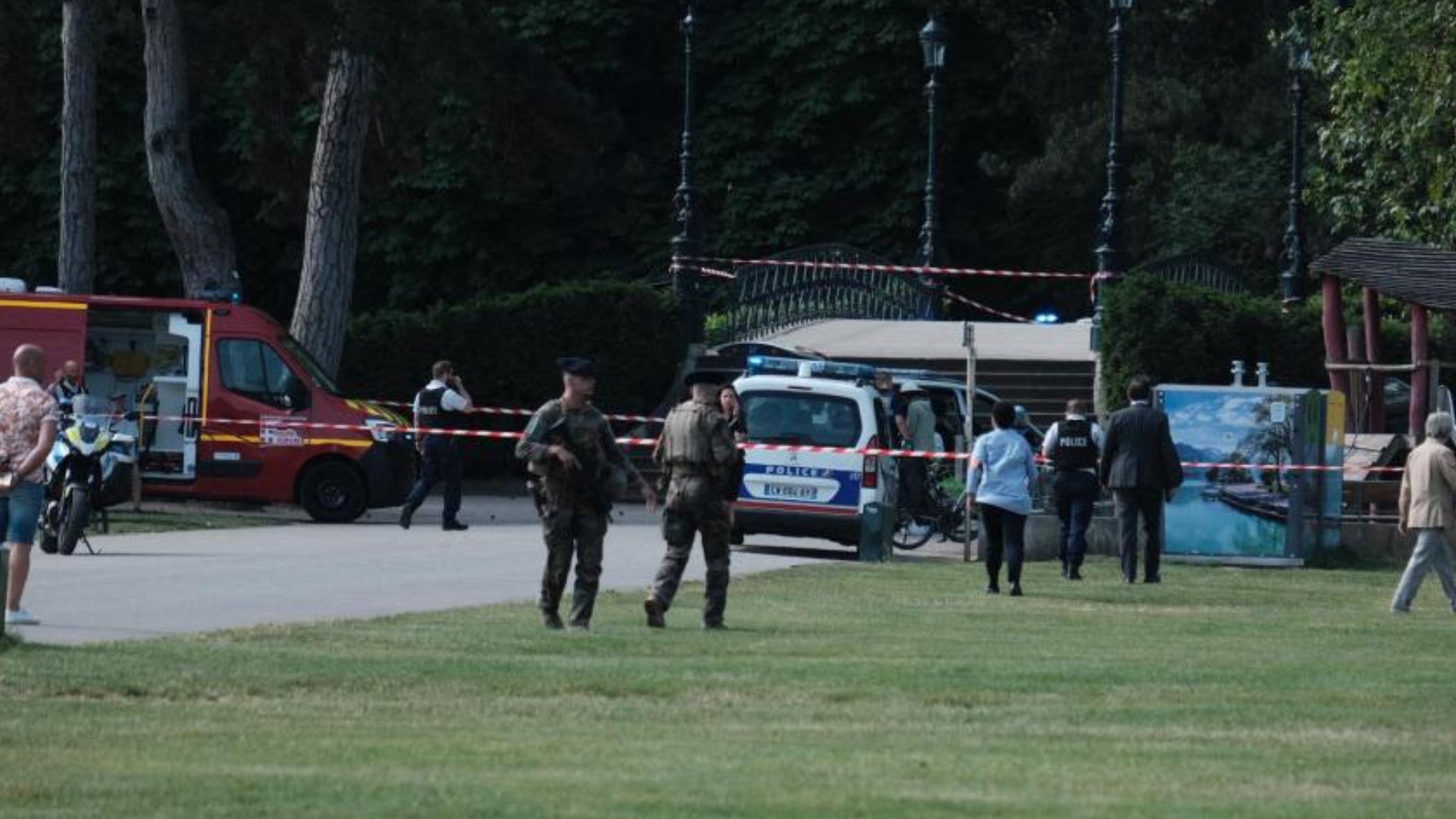 Several children attacked with knives in an Annecy park: six injured, including four children