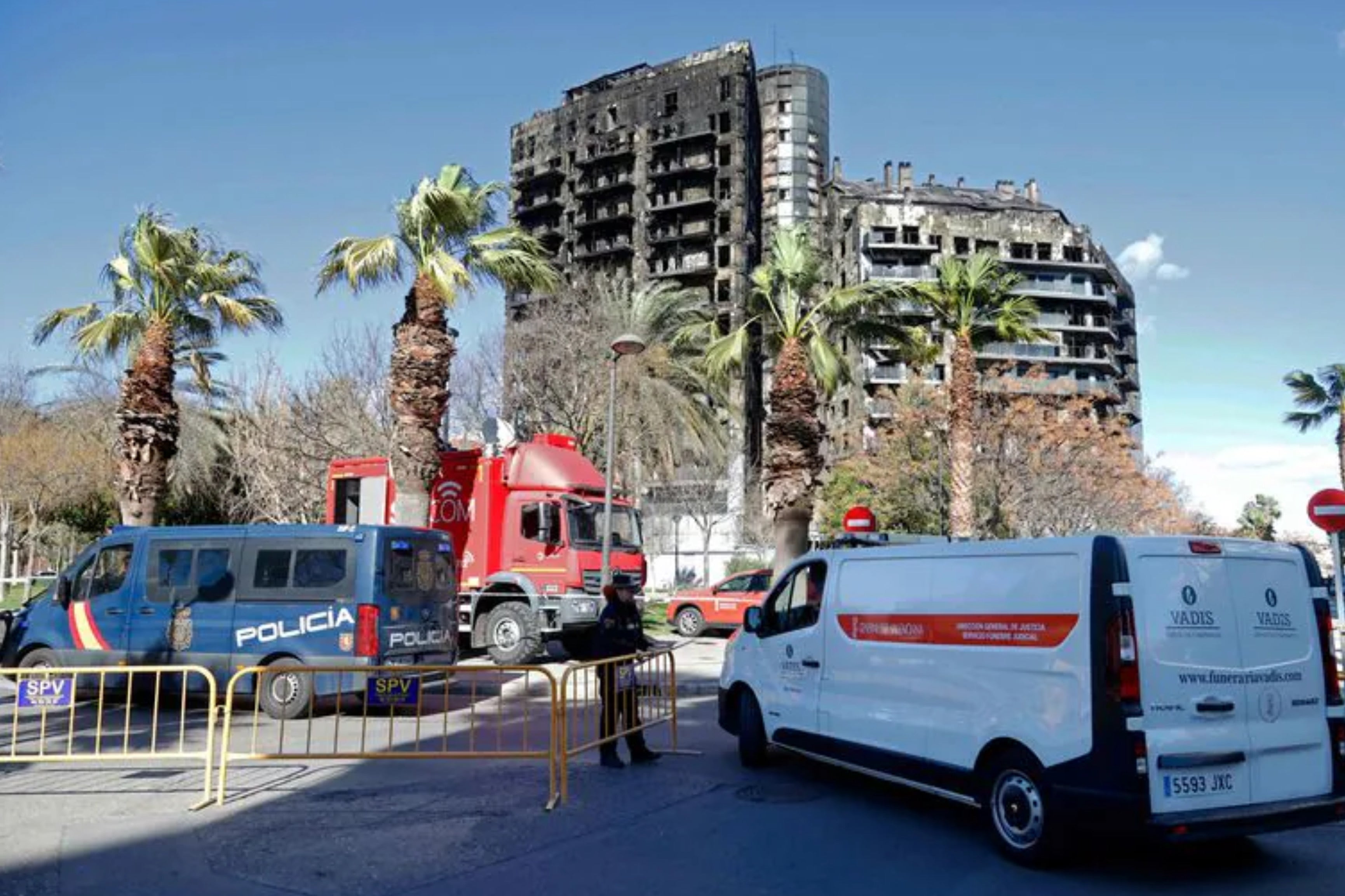 Spain: at least four dead and 14 missing in building fire in Valencia
