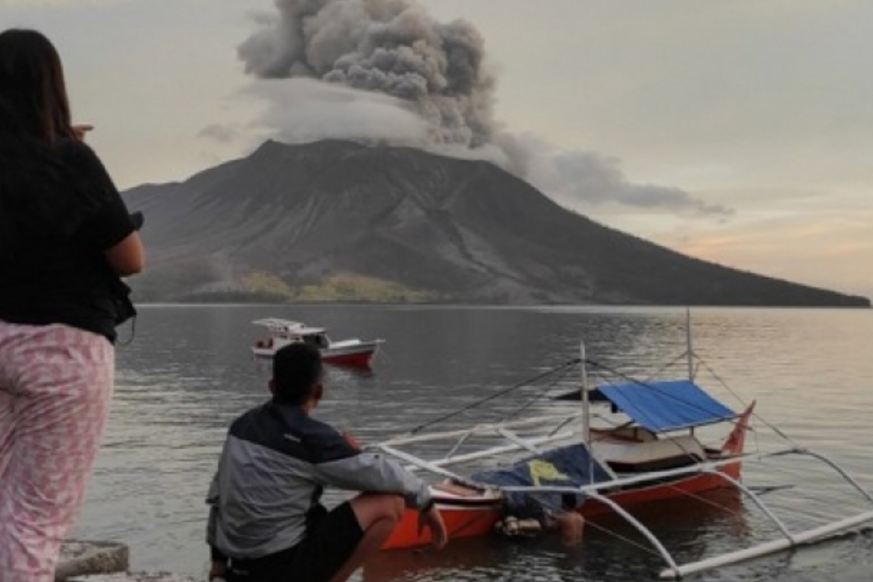 Indonesia: Ruang volcano erupts again