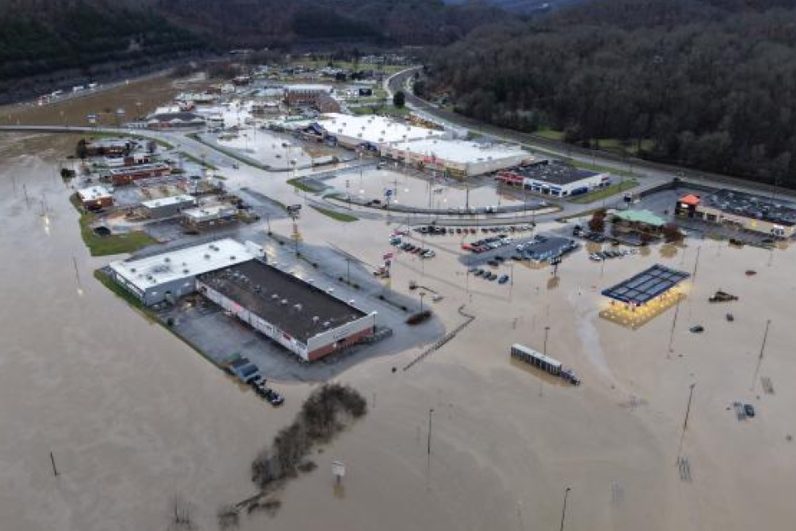 Flooding kills at least 14 in eastern U.S.