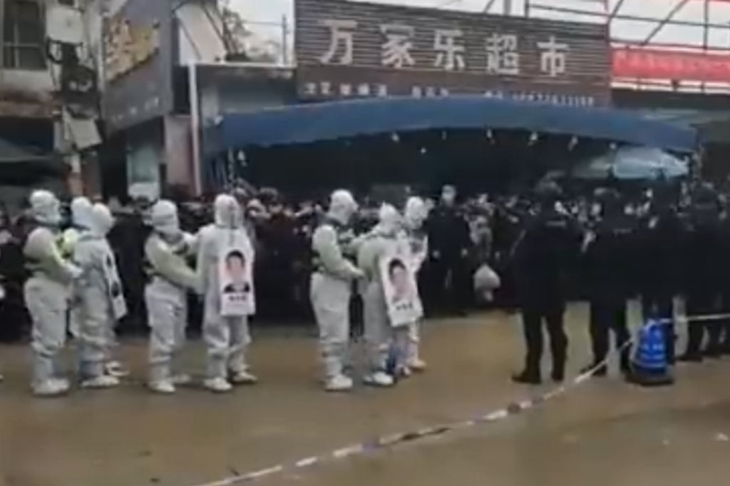 Public humiliation in China: accused of violating anti-Covid measures, they are forced to march in handcuffs in the streets.
